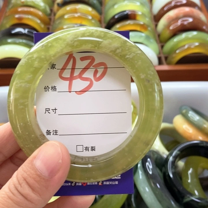 苏***牧蛇纹石玉未镶嵌手镯