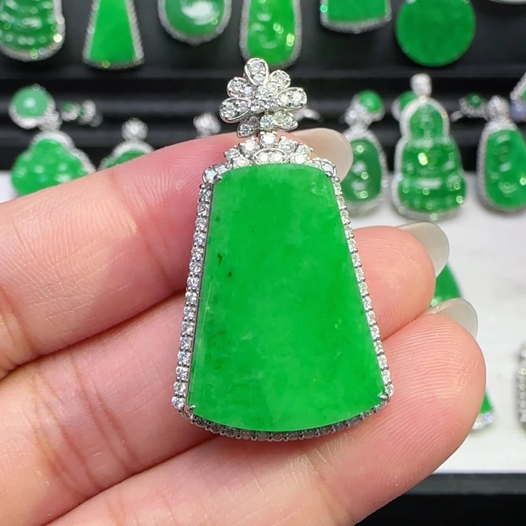 翡翠18K金镶嵌颈饰吊坠