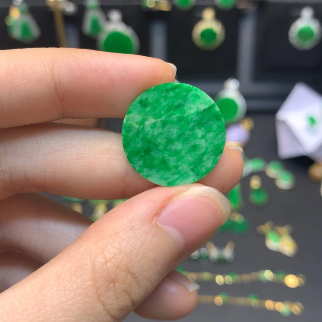 翡翠未镶嵌颈饰有纹裂