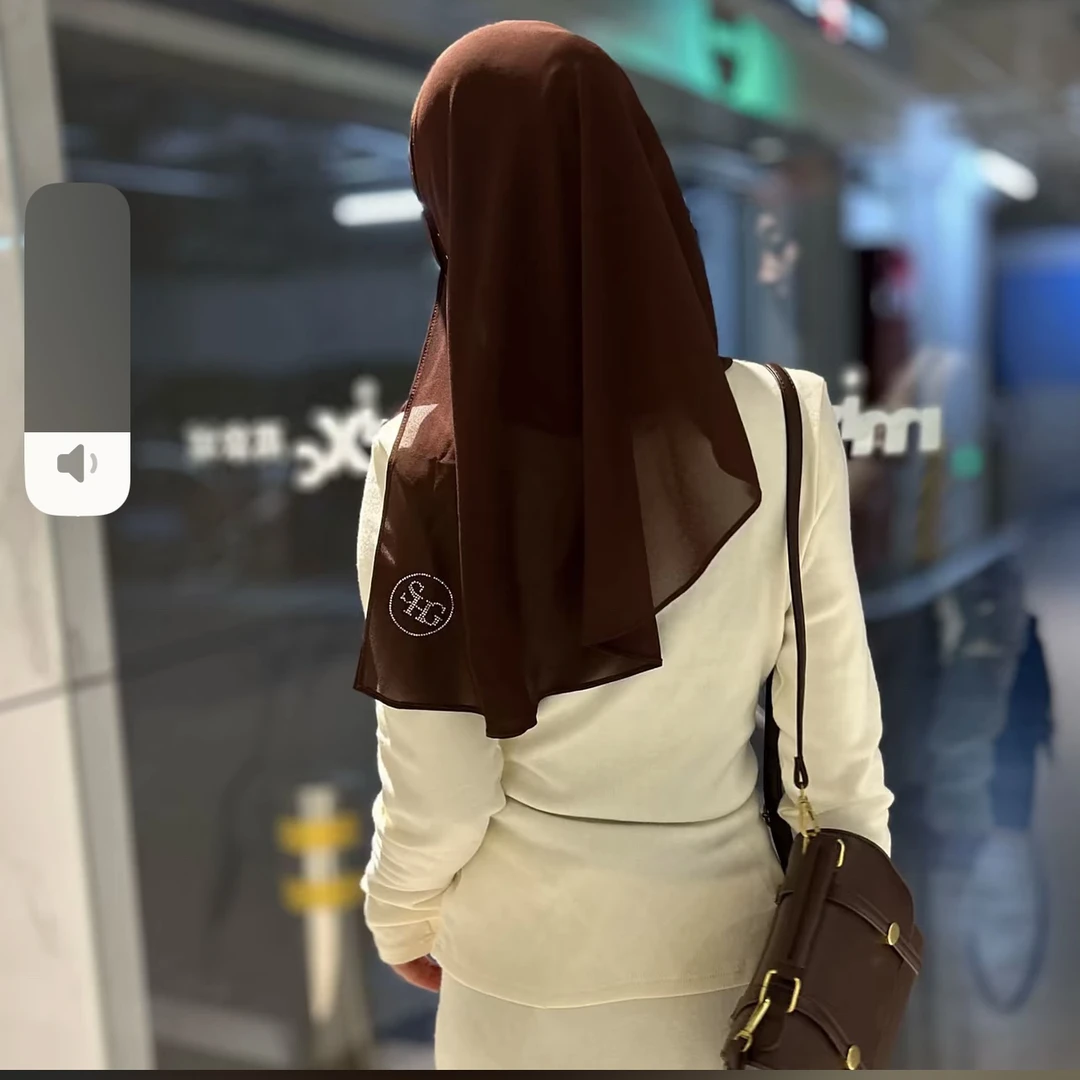 韩版不起球丝巾夏季男士潮流女士薄款镶钻字母成人圆领纯色女