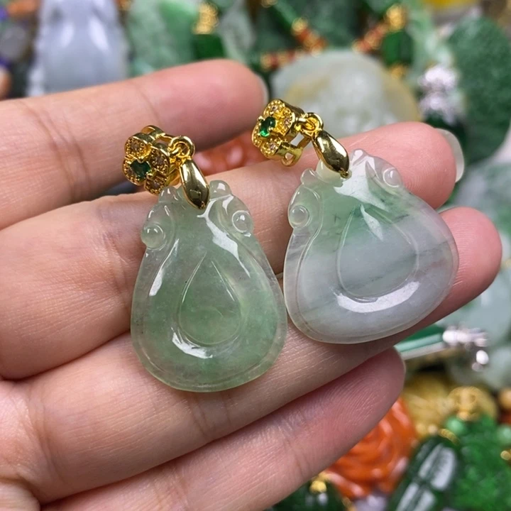 翡翠未镶嵌吊坠(赠链)