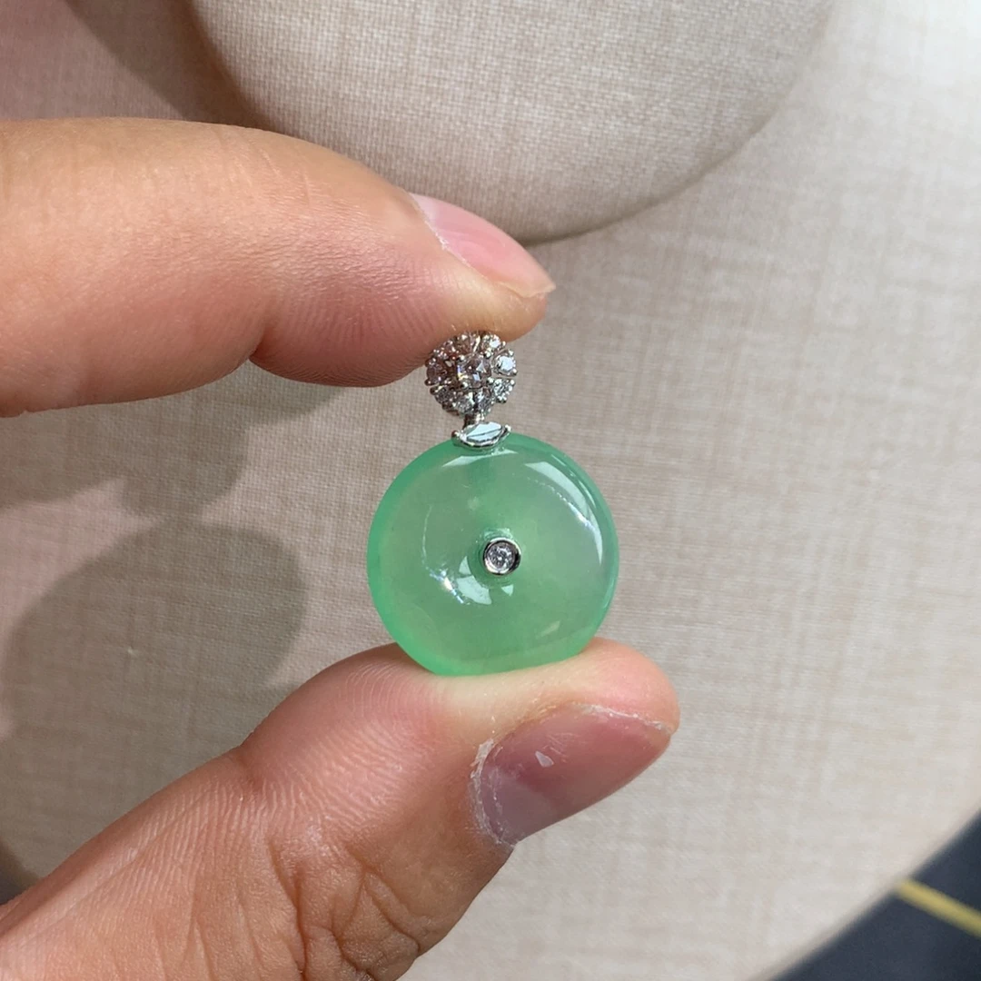 颈饰未镶嵌翡翠平安扣