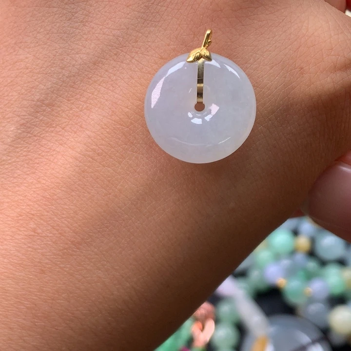 翡翠18K金镶嵌颈饰平安扣