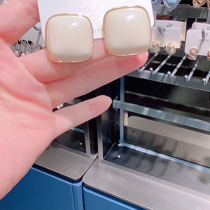 锆石铜合金米色方形耳钉