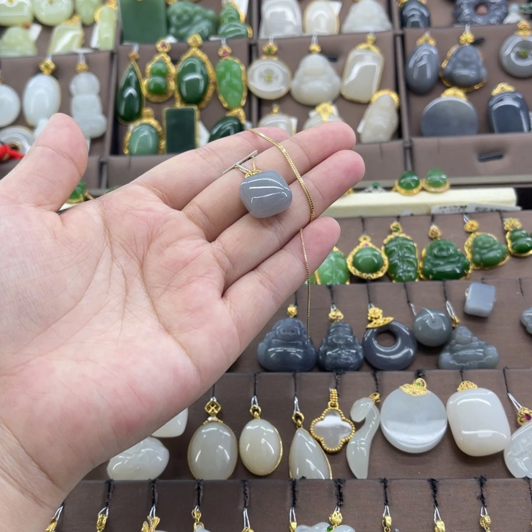 和田玉18K金镶嵌吊坠(赠链)