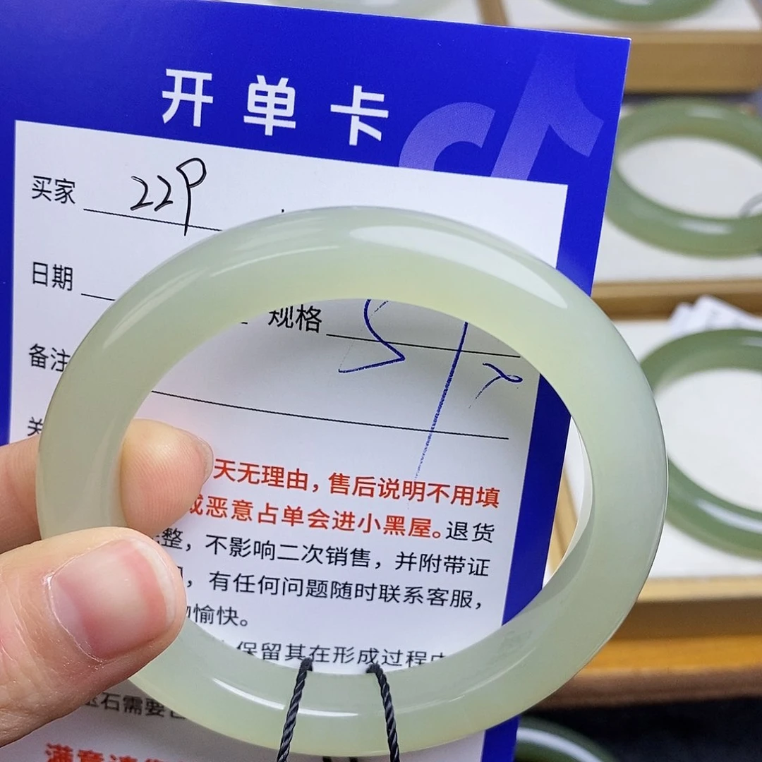 和田玉手镯未镶嵌R****?  sy