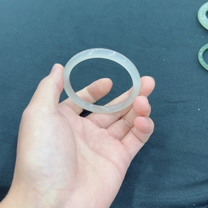 木***香和田玉未镶嵌手镯