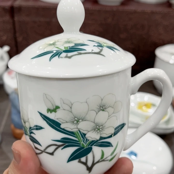 碗釉下五彩的瓷器在瓷器