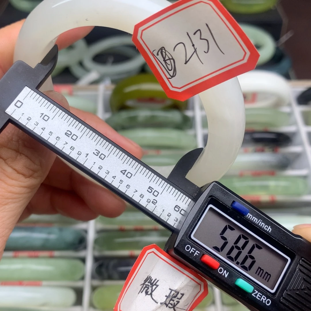 嫦***平蛇纹石玉未镶嵌手镯2131