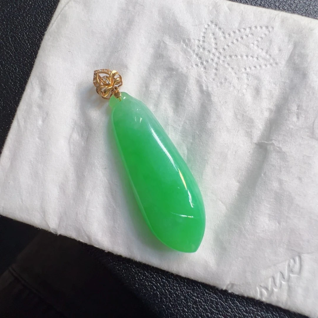 18K金镶嵌翡翠耳饰