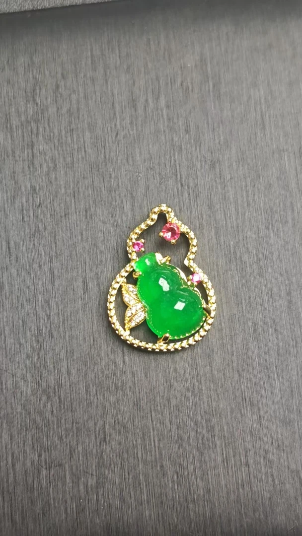 YY182翡翠常规吊坠【邂逅翡翠高冰吊坠，冰透绿意，开启浪漫时光】