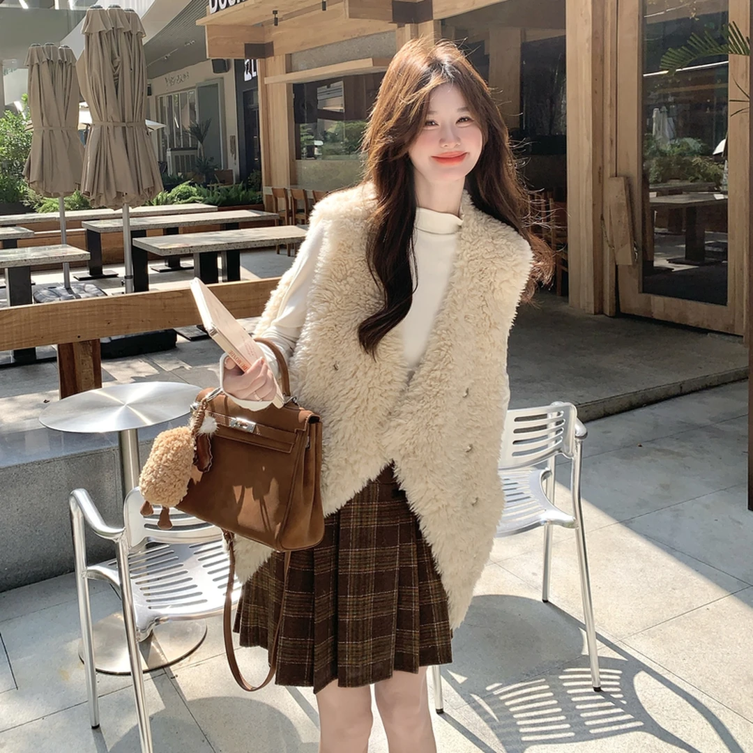 韩版保暖显瘦羊羔毛马甲女2025年冬季新款减龄小香风白色毛毛外套