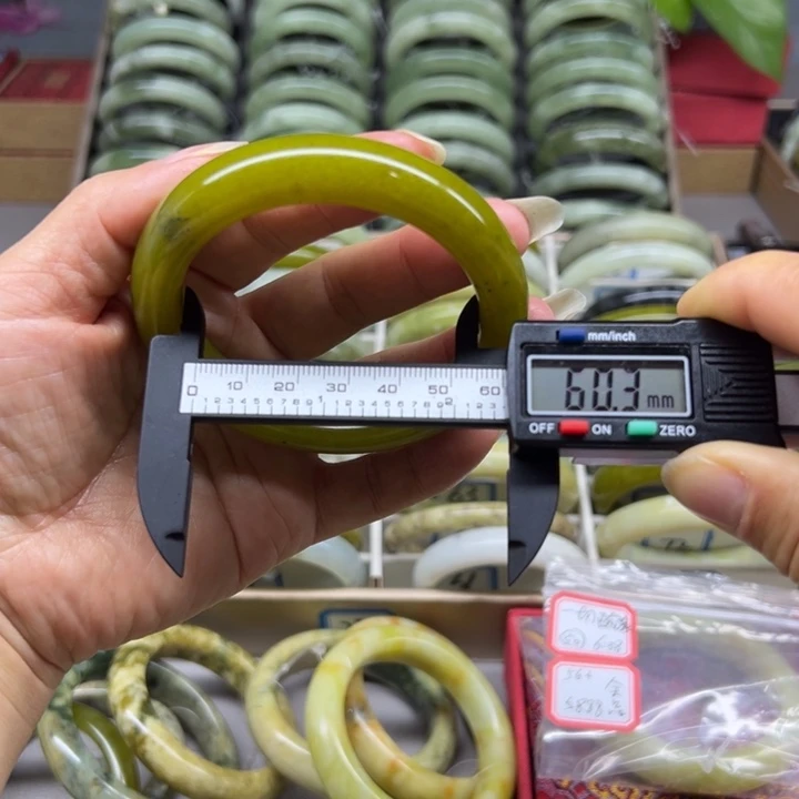 蛇纹石玉未镶嵌手镯66