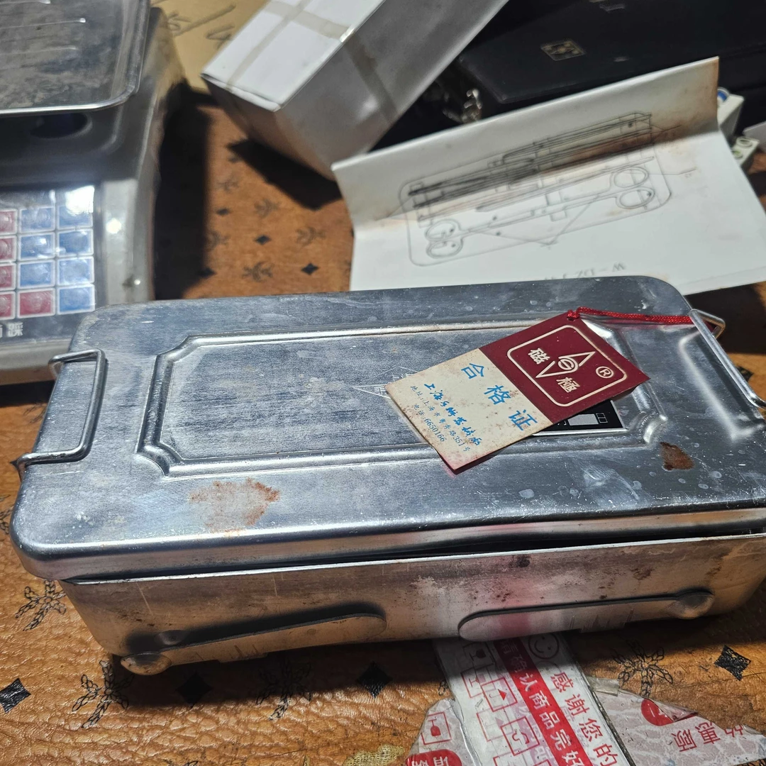 白色的铝的盒子一套工具