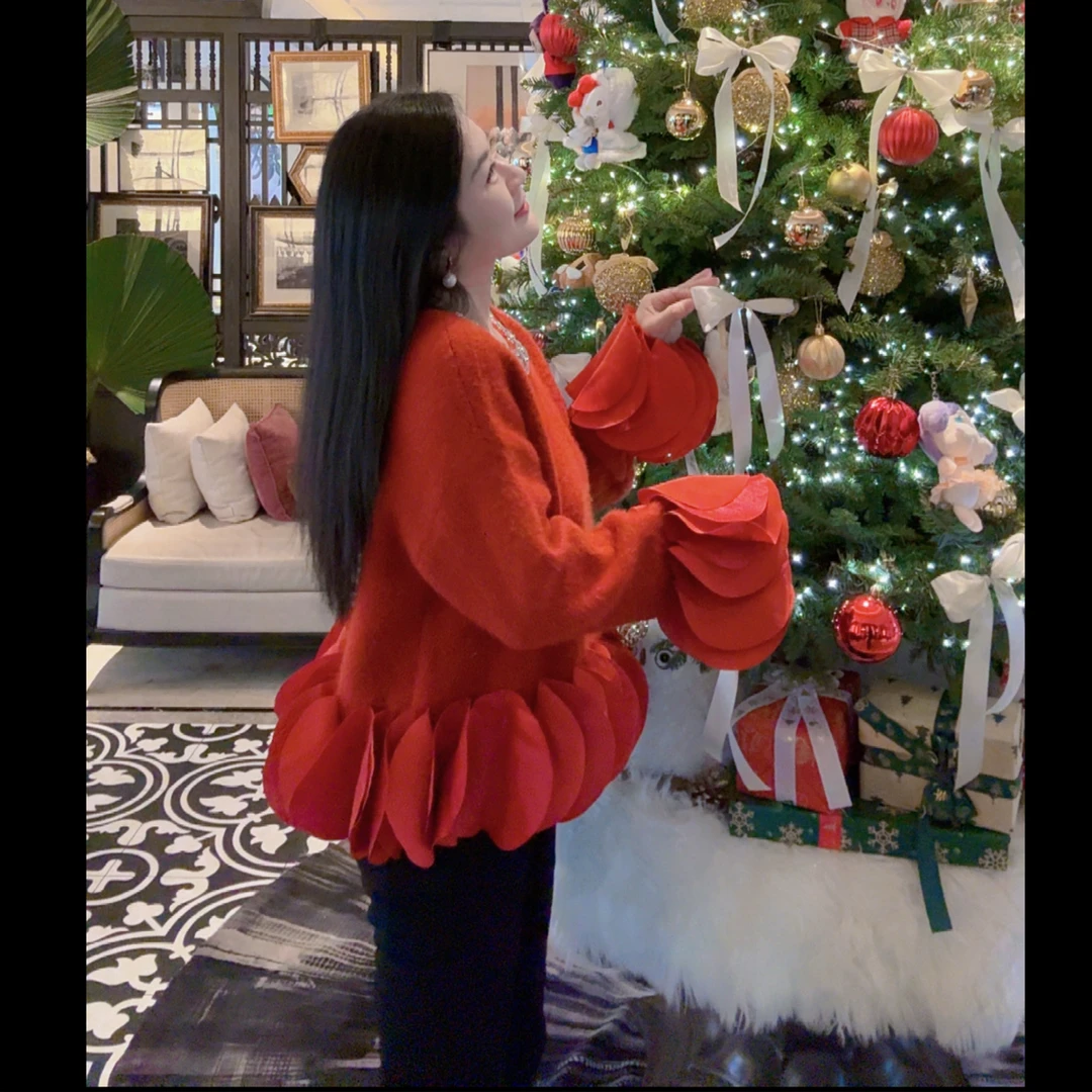 魅鹊 821 轻奢重工钉珠荷叶花边慵懒风毛衣