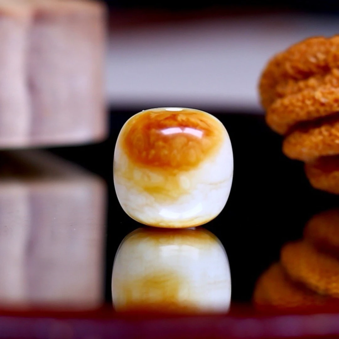 11.5*11.2mm精工高桩老型单珠，红彩瓷白，器型饱满，多样性发其一