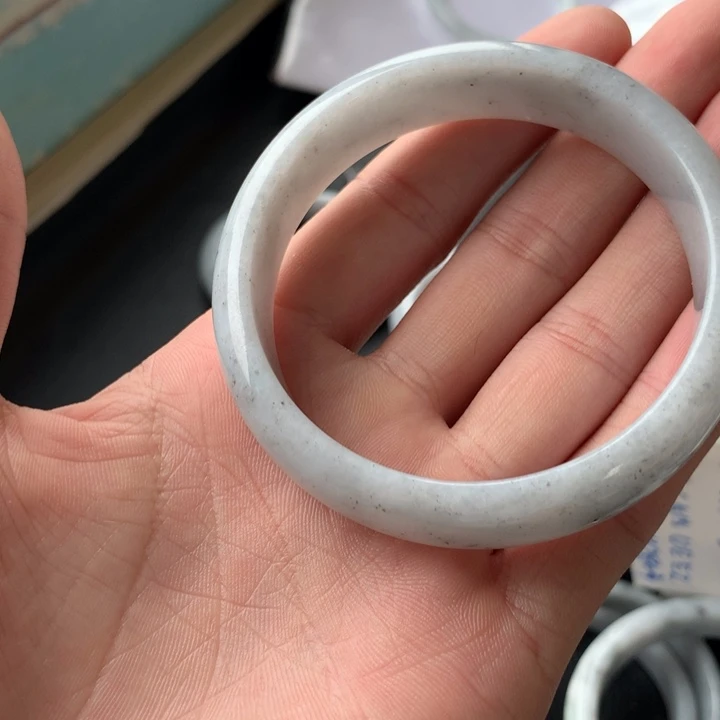 翡翠手镯未镶嵌翡翠手镯