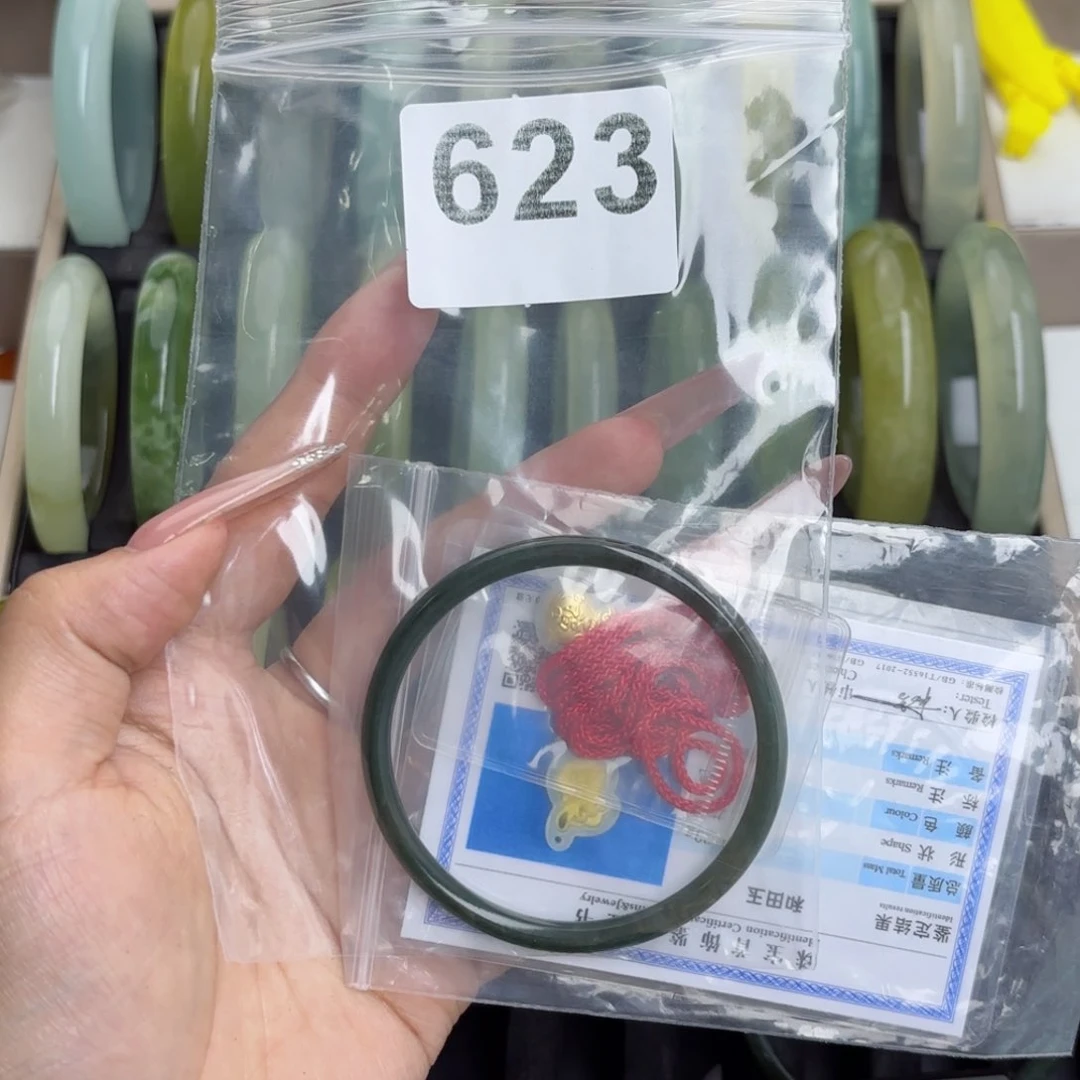 未镶嵌蛇纹石玉手镯娜**.