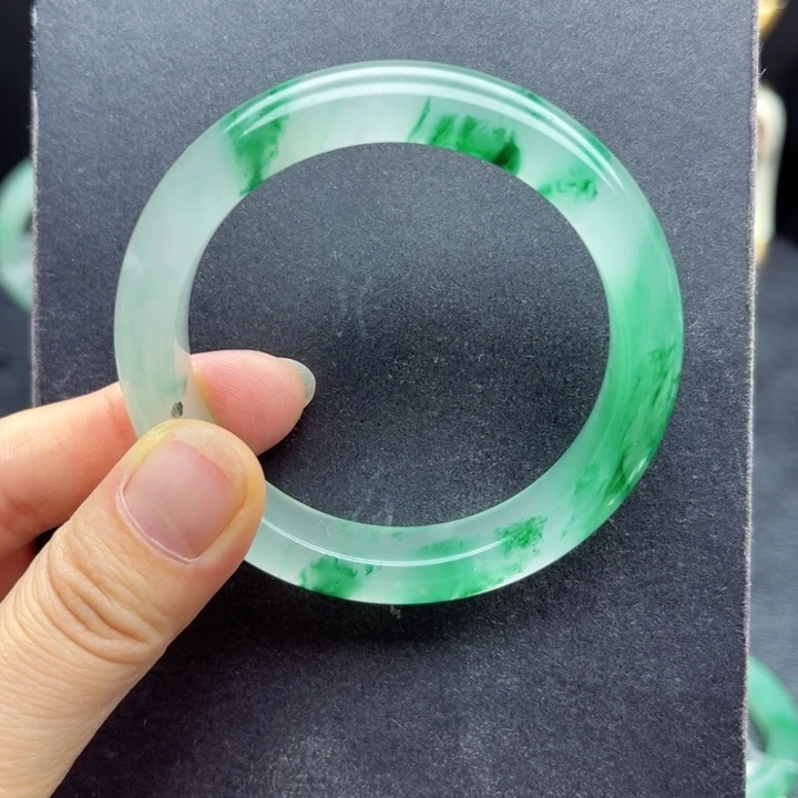 马***花未镶嵌手镯石英质玉