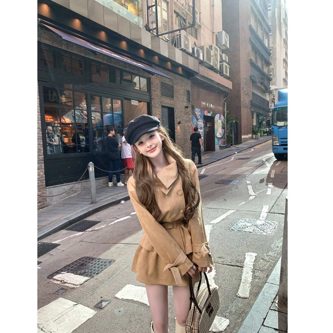 千矜橱窗 2025秋冬新款卡其收腰翻领不规则风衣腰带半裙套装