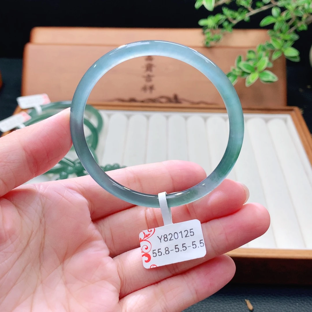未镶嵌手镯（圆镯）翡翠