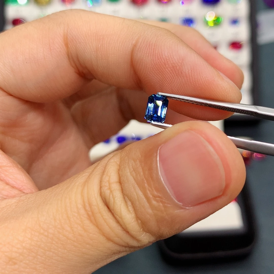 蓝宝石裸石未镶嵌73分孔雀蓝