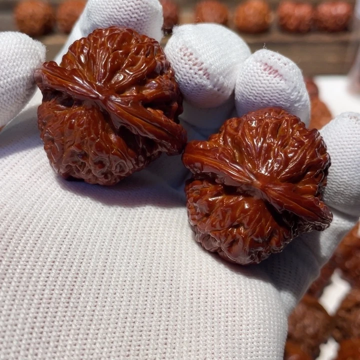 文玩核桃吊坠闷白388.01.39