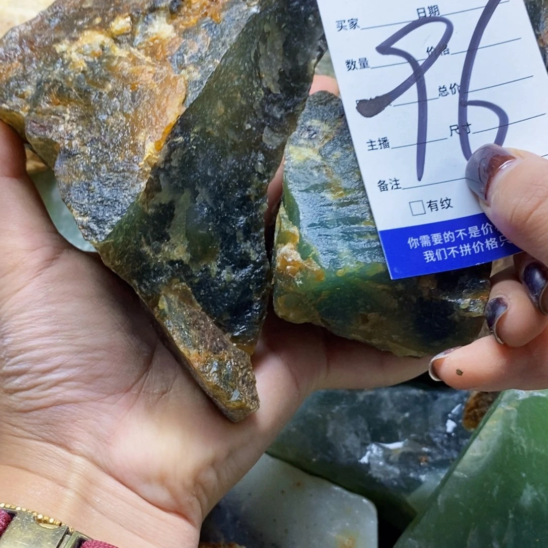 未镶嵌蛇纹石玉原石海**川