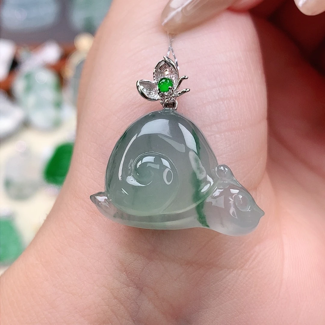 颈饰18K金镶嵌翡翠蜗牛