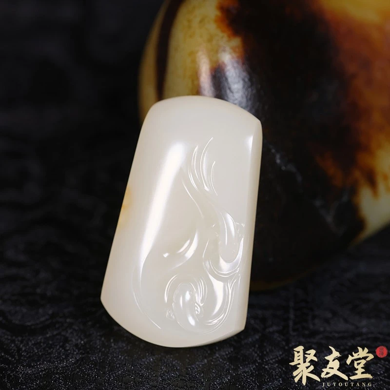 W56聚友堂王伟玉雕18.8克新疆和田玉籽料藕粉色金鱼玉牌挂件吊坠