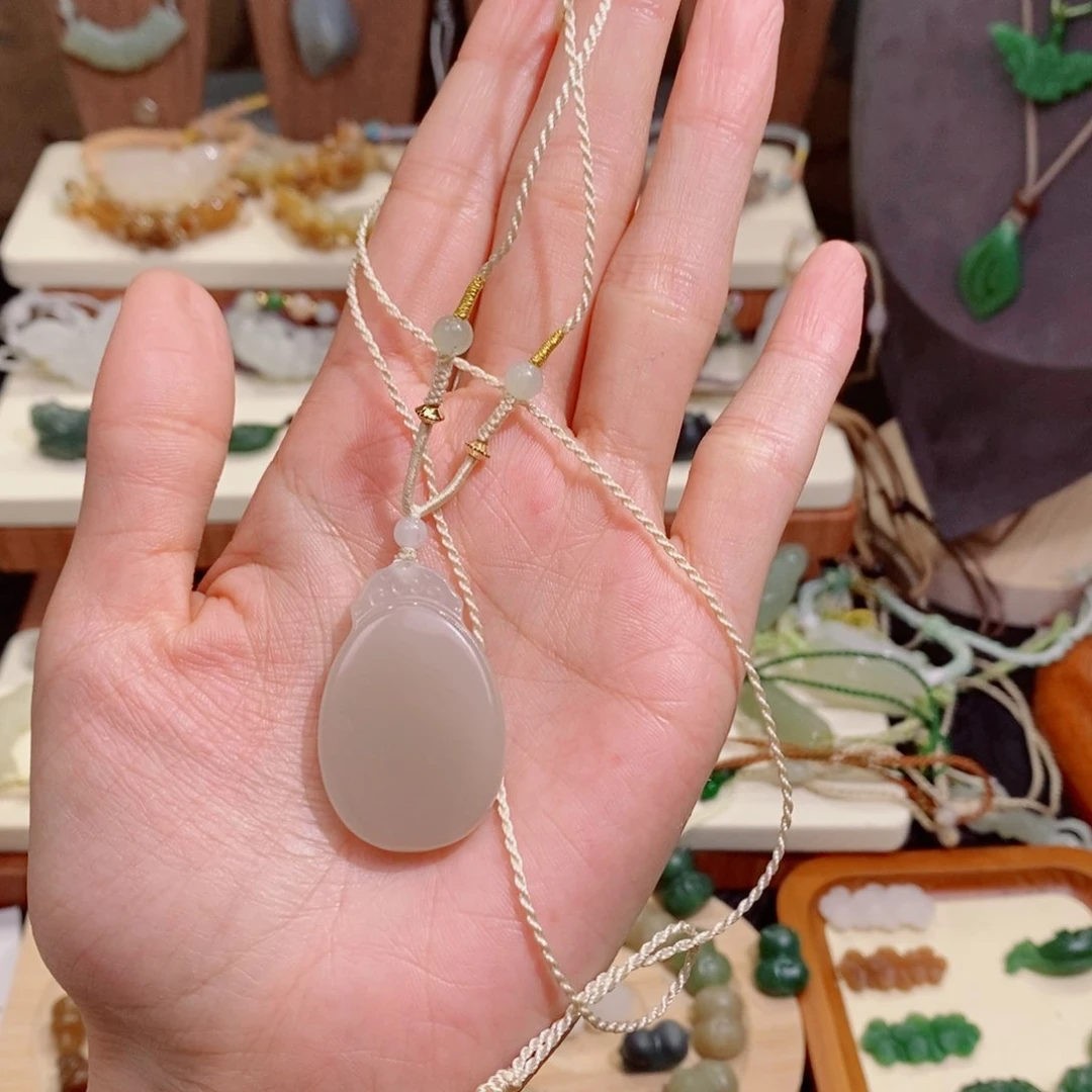 H***宁和田玉未镶嵌颈饰