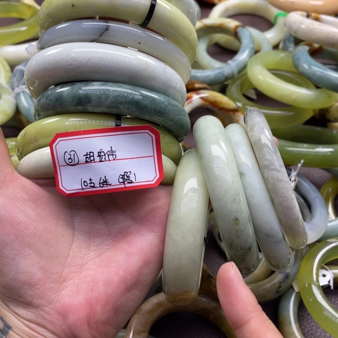 胡***伟蛇纹石玉未镶嵌手镯