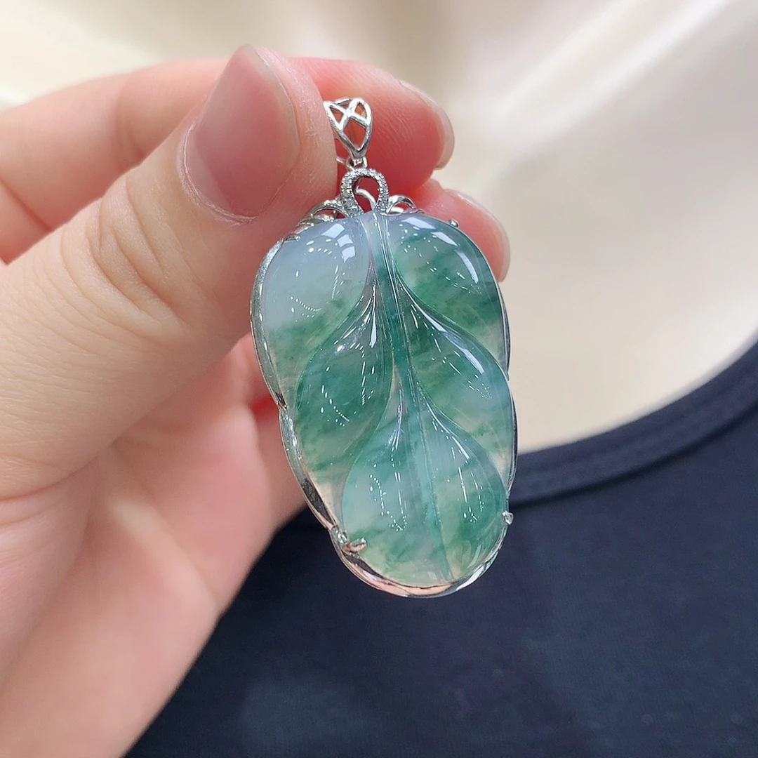 翡翠18K金镶嵌颈饰叶子