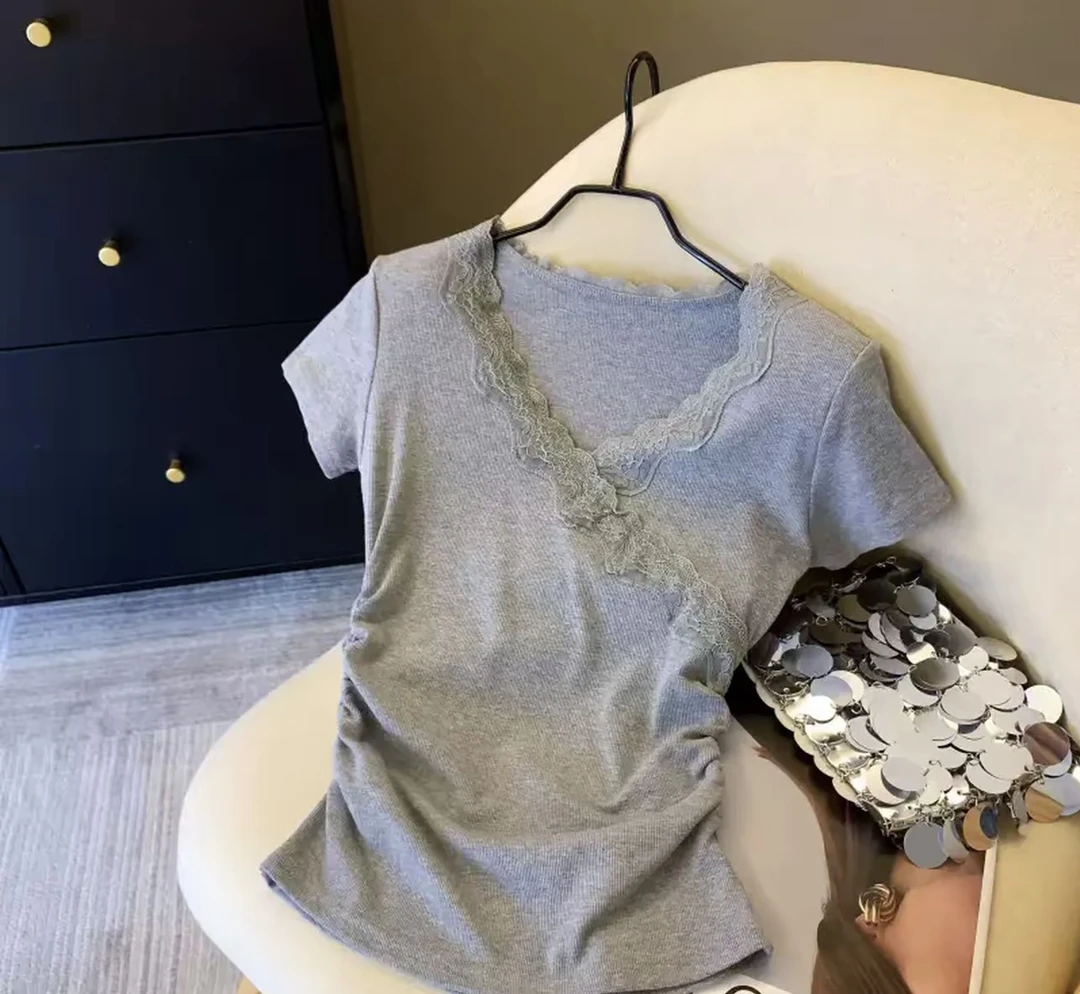 专柜撤回剪标高级感拼接蕾丝V领短袖T恤女夏季新款小个子修身上衣
