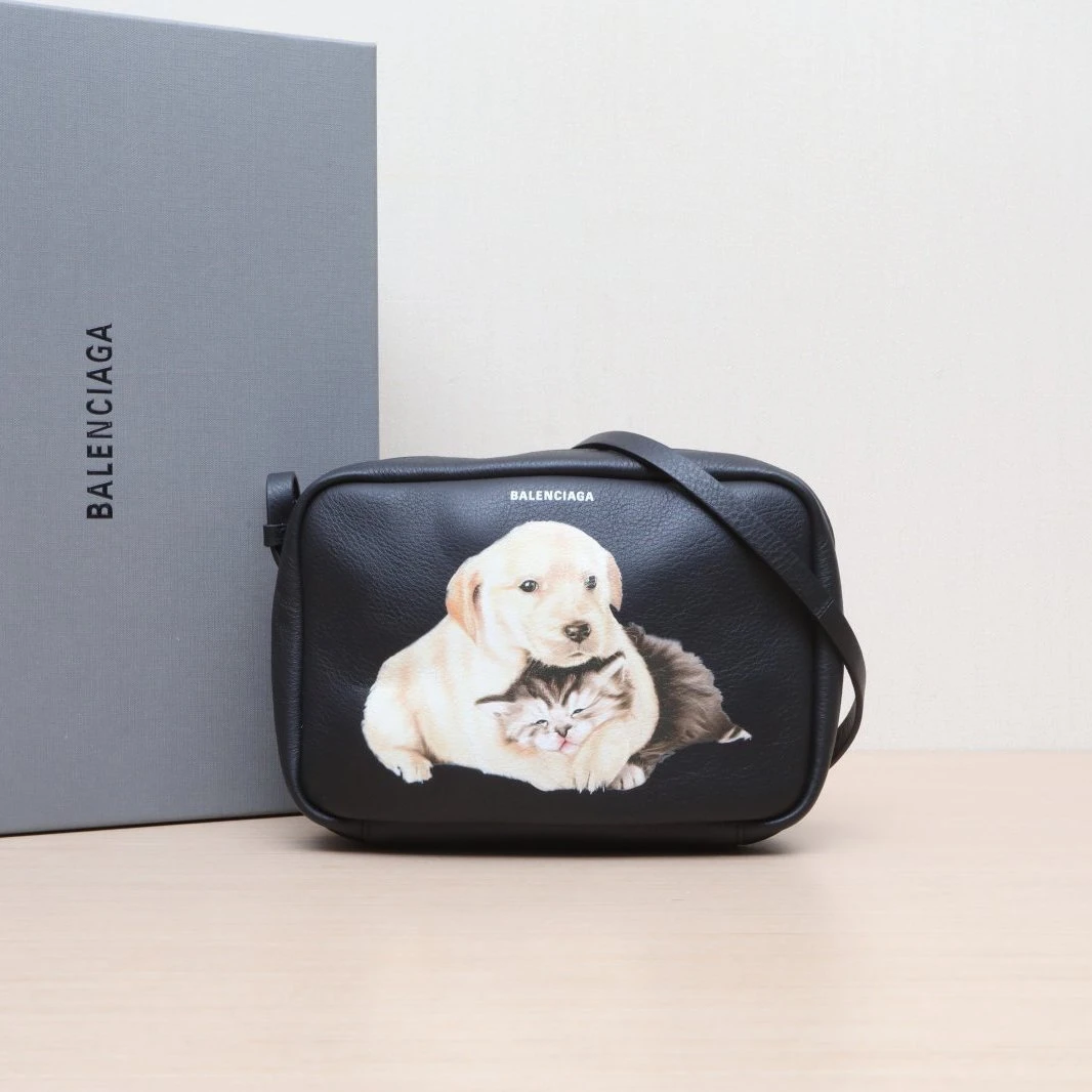 99新 Balenciaga/巴黎世家 小花黑黑 黑色 皮革C 猫狗 小号相机包