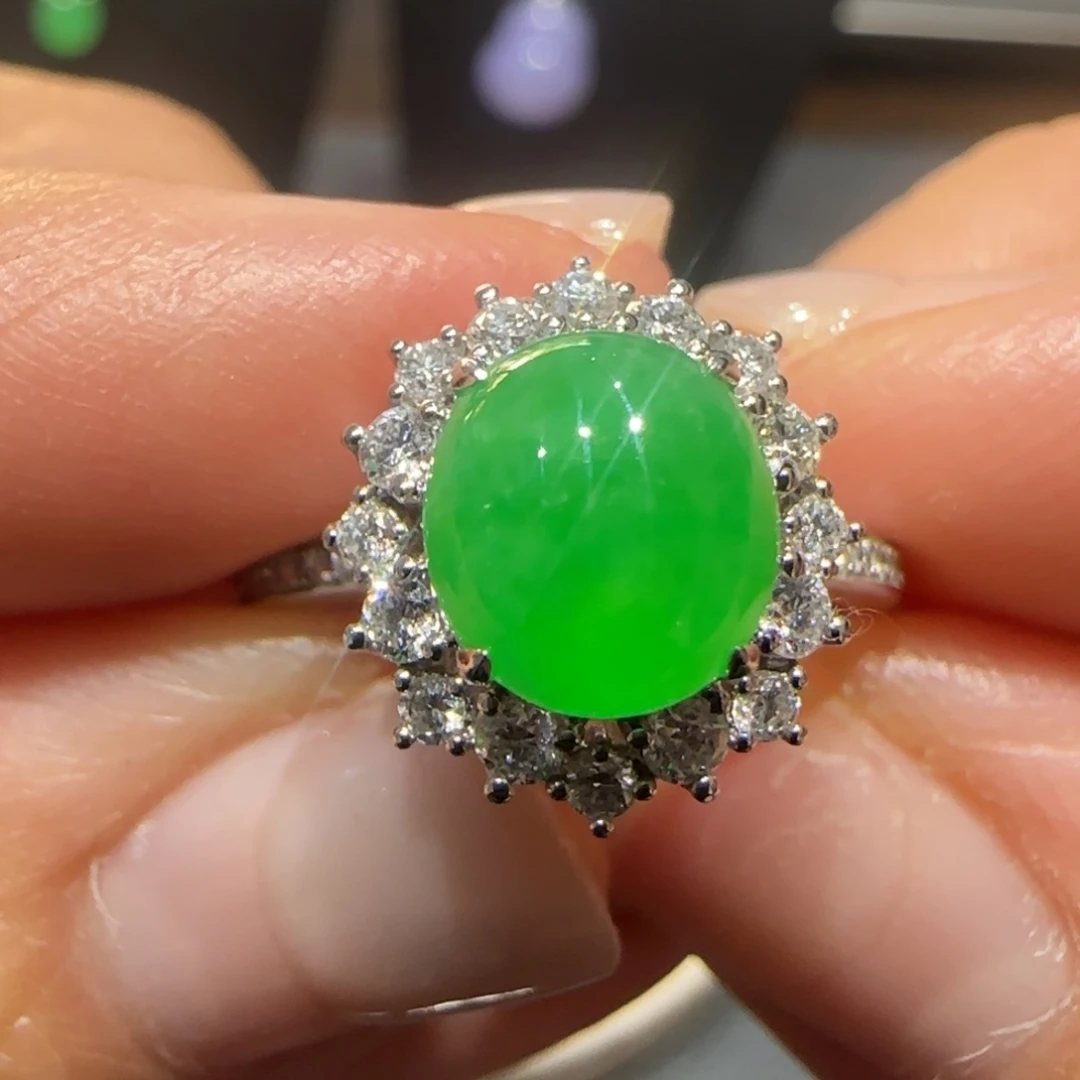 翡翠18K金镶嵌颈饰绿蛋戒指