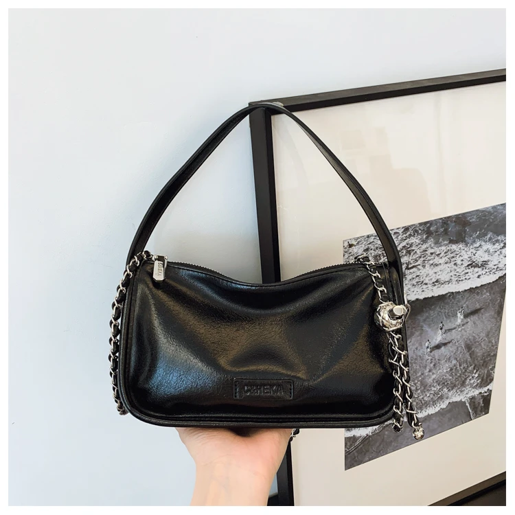 超火小包包女士2025新款秋冬百搭链条斜挎包高级感洋气手提枕头包