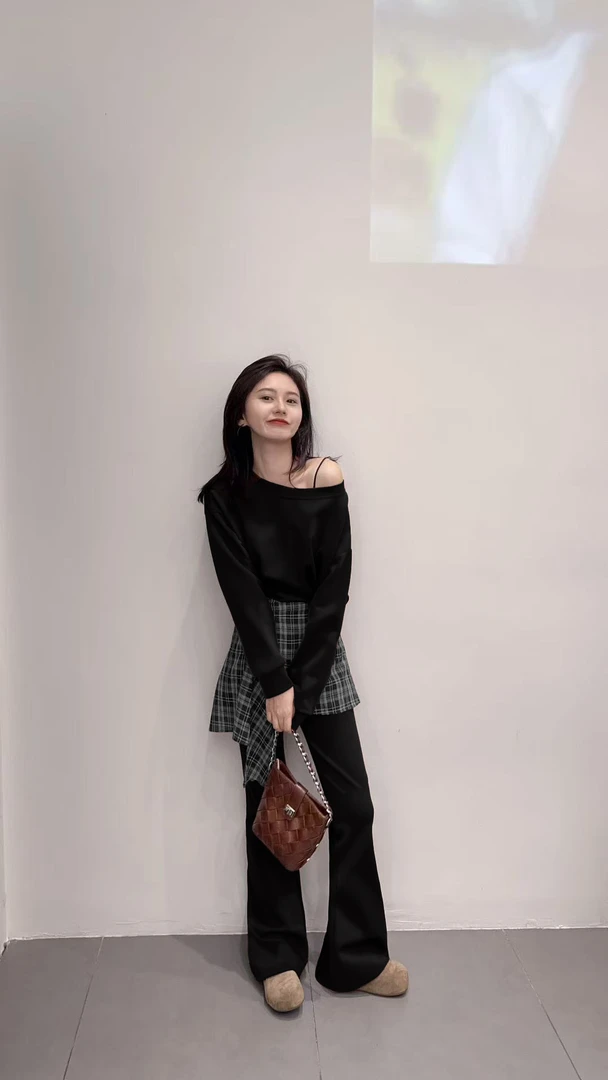 2025秋季新款韩系灰色斜肩长袖卫衣格子屁帘显瘦高腰喇叭裤套装