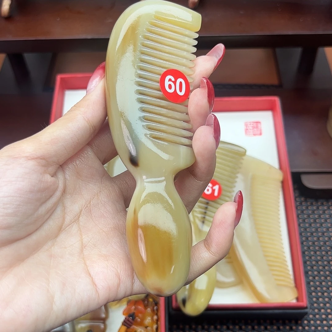 用***8纯手工制作纯牛角梳子