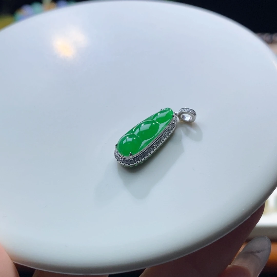 翡翠18K金镶嵌颈饰翡翠18k金满绿福豆吊坠