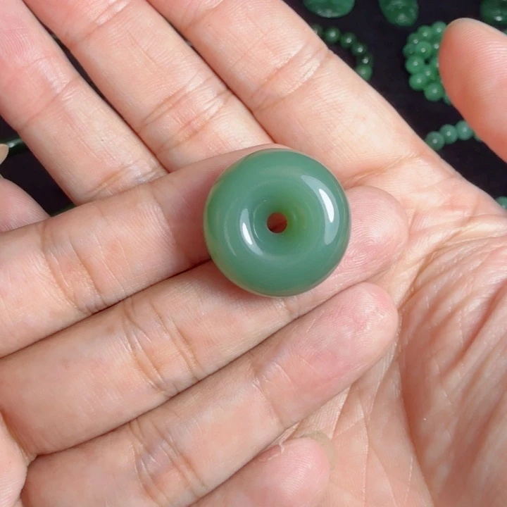 颈饰未镶嵌和田玉（碧玉）