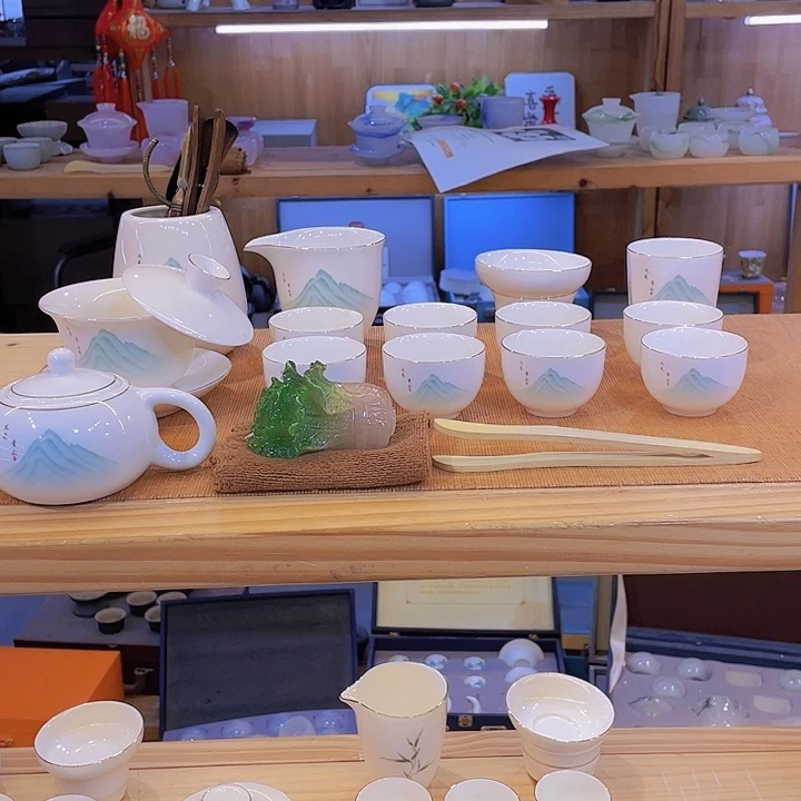 纯白的天空下的天空是一片蓝