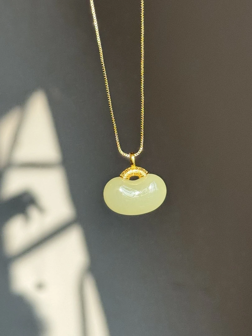 天然和田玉冰底黄口料相思豆新中式吊坠（不含链）