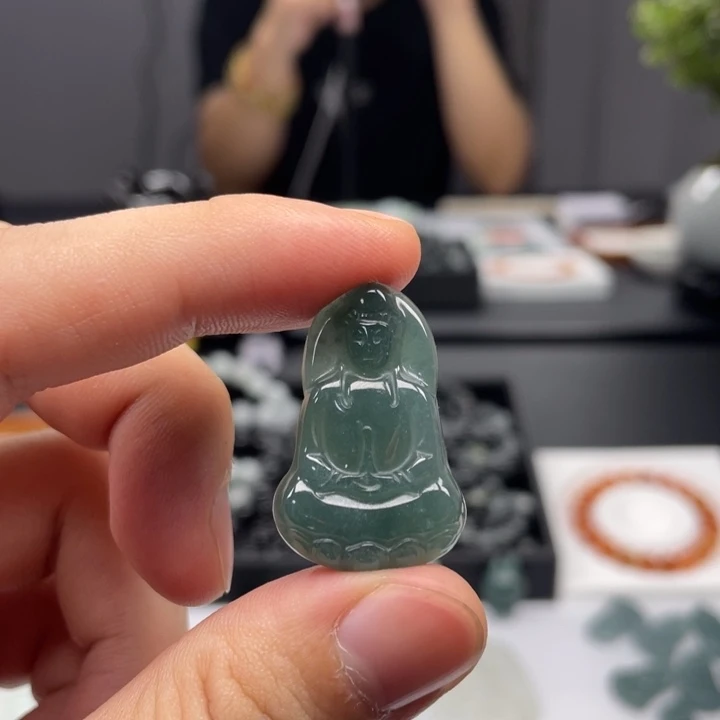 翡翠未镶嵌颈饰观音