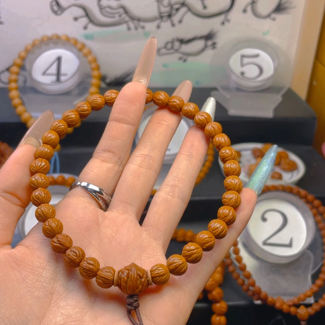 玉***桃核吊坠0.888888888888