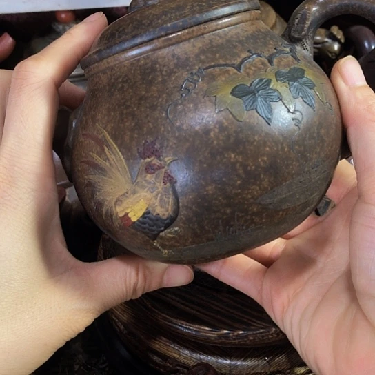 茶壶紫砂原矿泥料手工制作的一把紫砂壶。