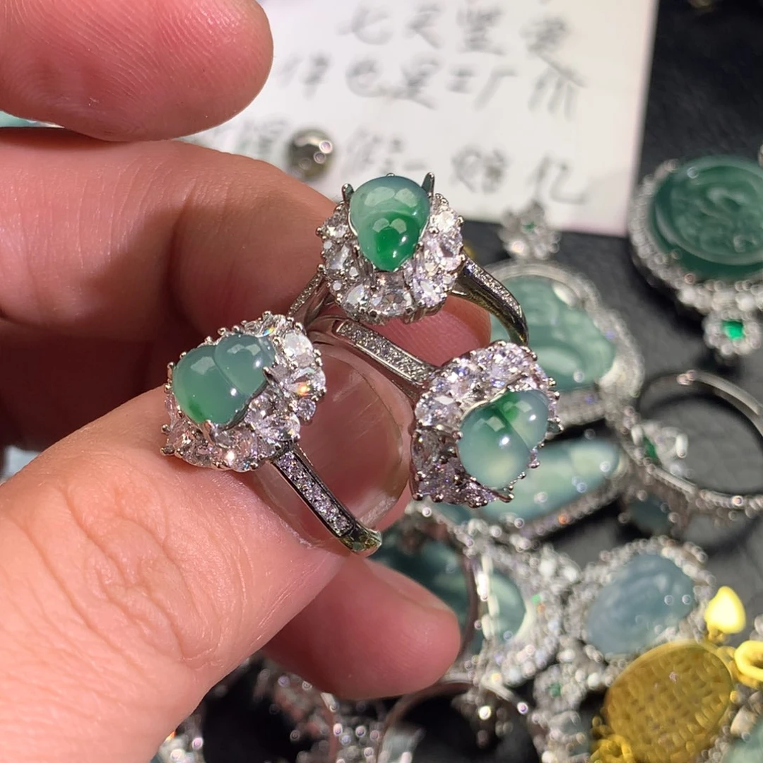 翡翠颈饰未镶嵌小**姐葫芦戒指