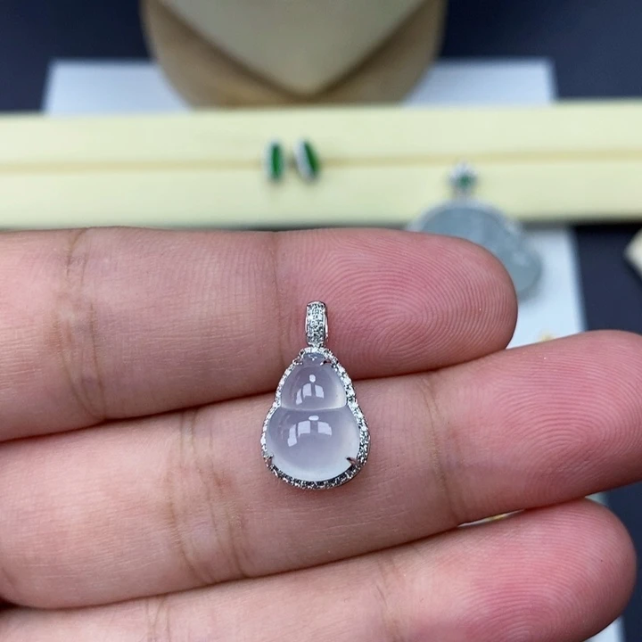 翡翠18K金镶嵌吊坠(赠链)葫芦