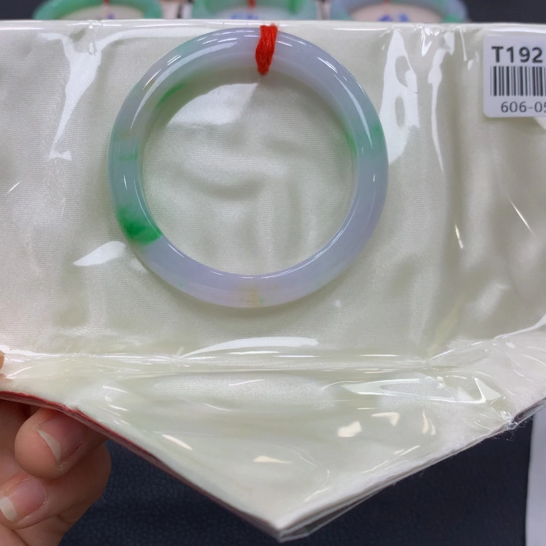 翡翠手镯未镶嵌翡翠