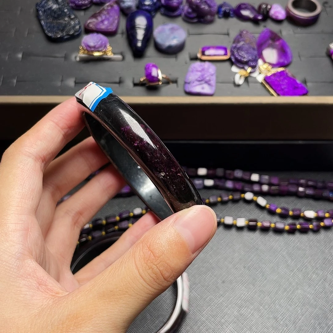 未镶嵌苏纪石（舒俱来）手镯繁****?